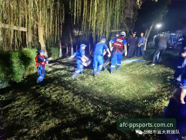 PP体育直播亚冠CN首页 深夜十一点,陈薇关掉电脑,手机屏幕还亮着——她刚看完整场亚冠回放。从赛前海报到补时绝杀,PP体育的亚冠CN首页她用了三年。一个问题卡在喉咙:为什么越来越多年轻人不守着电视看球,而是窝在小屏幕前刷比分?答案不是方便,是生态变了。